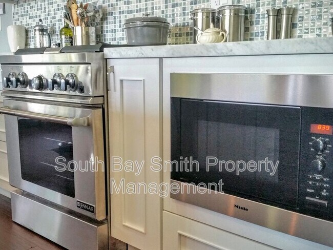 Building Photo - 509 N Helberta Ave