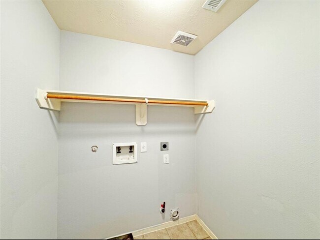 Building Photo - 6222 Skyline Dr