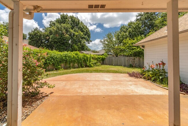 Building Photo - 2411 Raintree Path