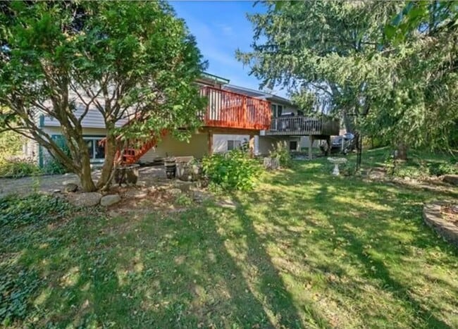 Building Photo - Spacious 3 bedroom home with a large Yard. Come see for yourself!