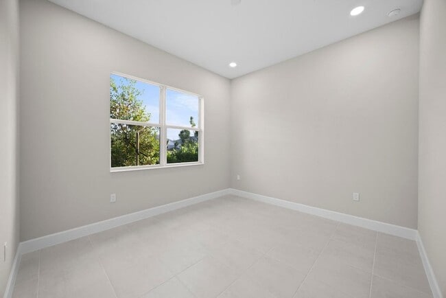 Building Photo - 5741 Beechnut Dr