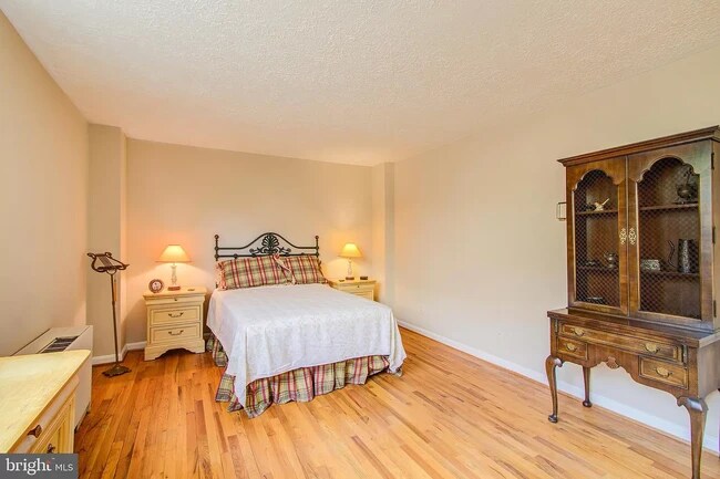 Primary bedroom (furniture to be cleared) - 118 Monroe St
