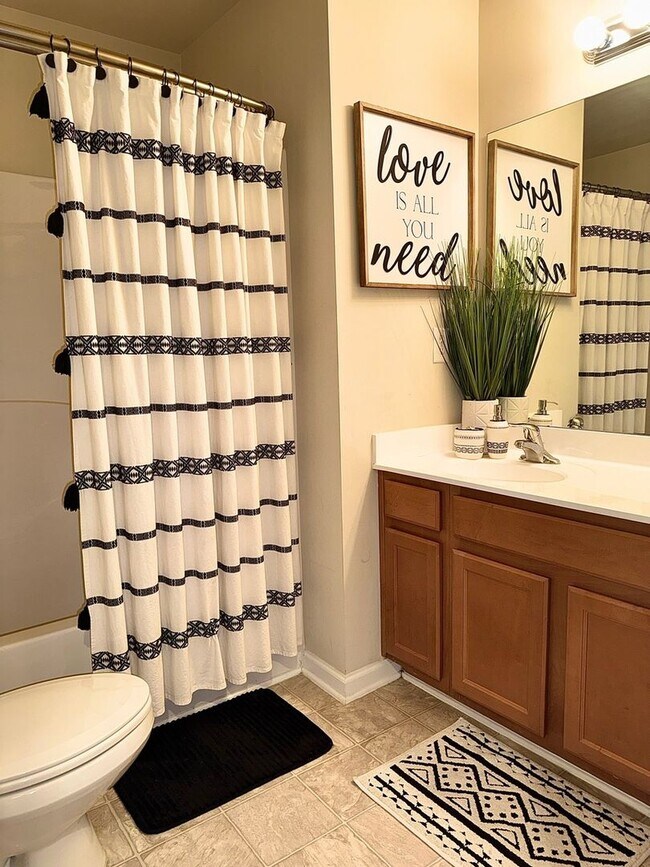 Building Photo - Cozy & Spacious 3BR Townhome in Atlanta