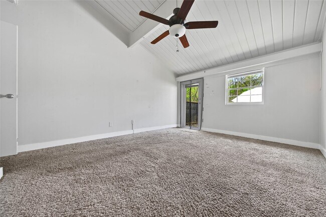 Building Photo - 28 Lakeway St