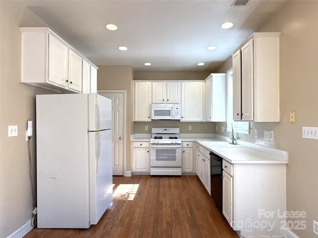 Building Photo - 1928 Dearmon Dr