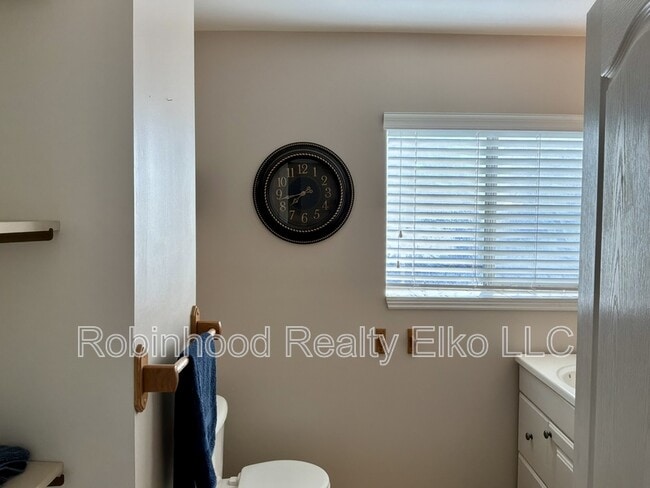 Building Photo - 385 Fir St