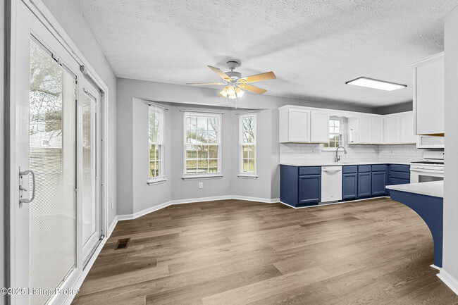 Building Photo - 11001 Bay Run Dr