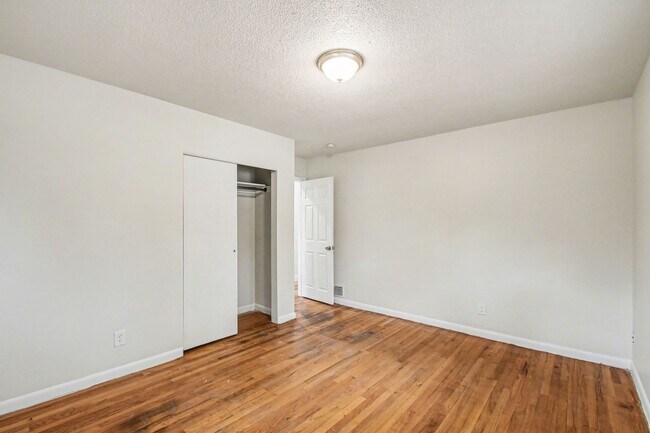 Building Photo - Students Welcome!! Updated 6 Bedroom, close to campus!! Flexible Move In Date (May, June, July or...