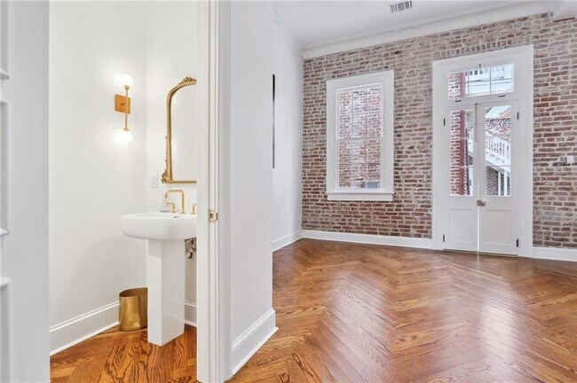 Building Photo - 810 Bourbon St