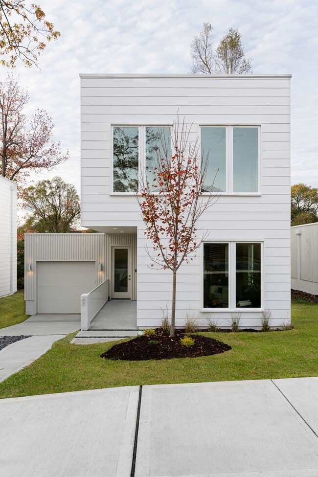 Primary Photo - Great contempory home close to the heart o...