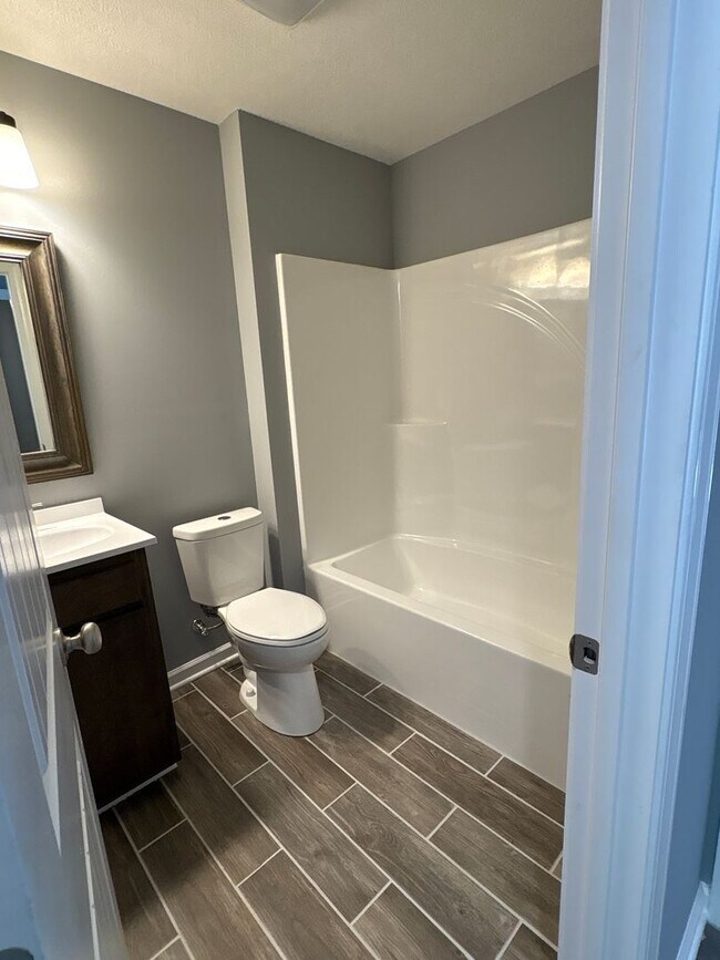 Building Photo - 411-411 W Waggoner St