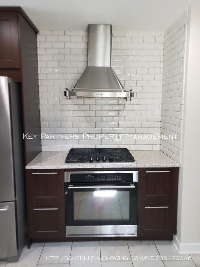 Building Photo - 8620 W 117th - SPACIOUS and Updated!