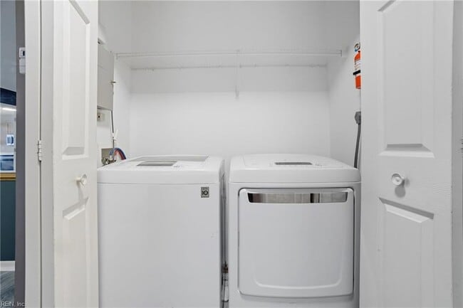 Building Photo - 716 Aylesbury Dr