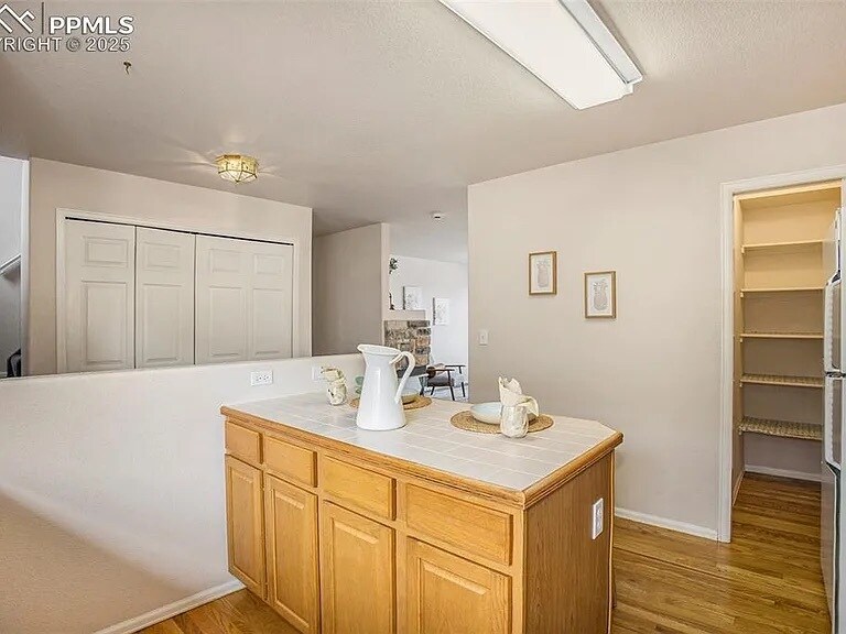 Kitchen w/pantry on right and coat closet on left - 3272 Capstan Way
