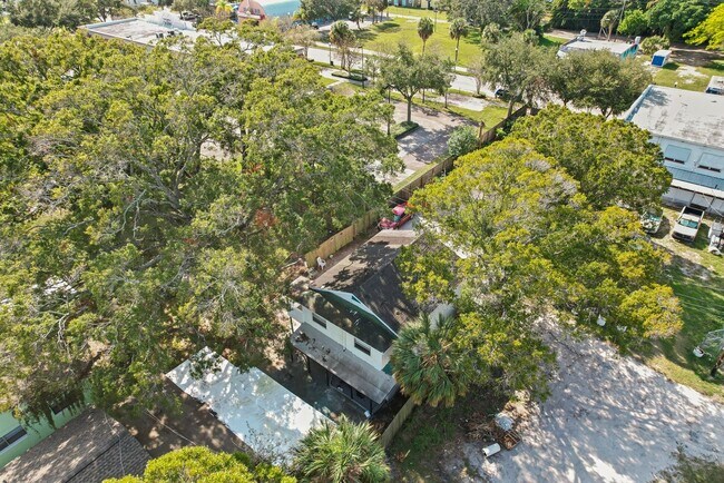 Building Photo - 935 Union St S