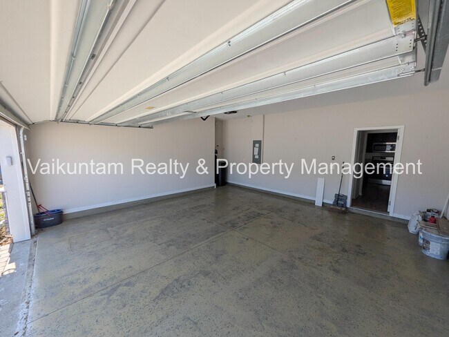 Building Photo - 100 Golden Fern Dr