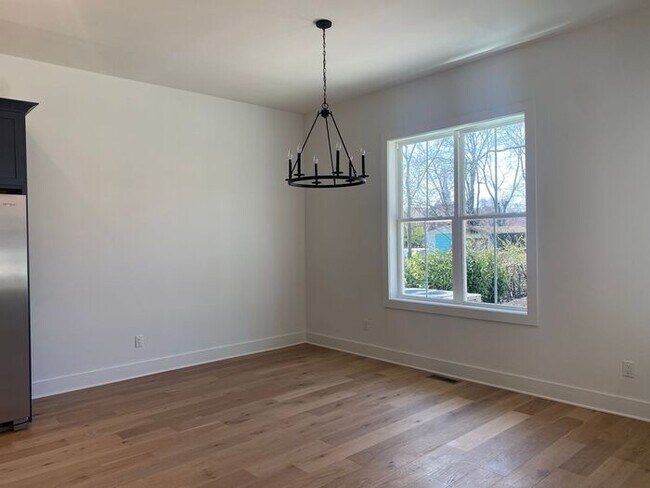 Building Photo - 4 Bed 3 Bath - 4 Min from Downtown - LAWN CARE INCLUDED