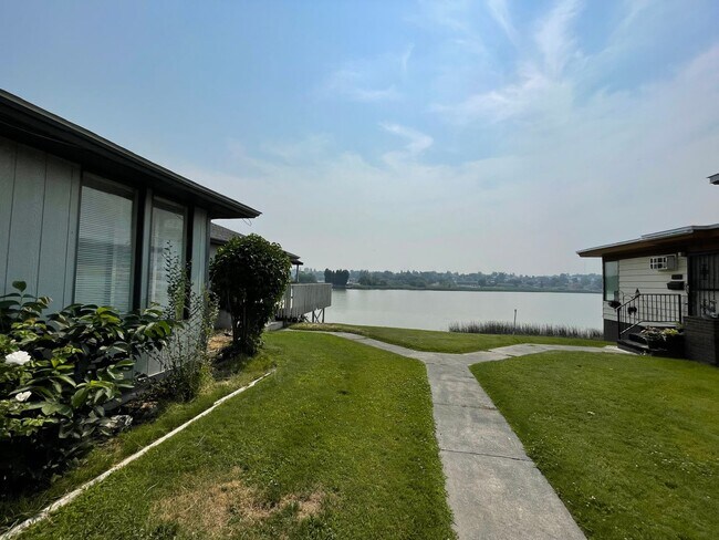 Building Photo - Prime Location! 2-Bed, 1-Bath Apartment with Lake Views and Near Downtown – Move-In Ready!