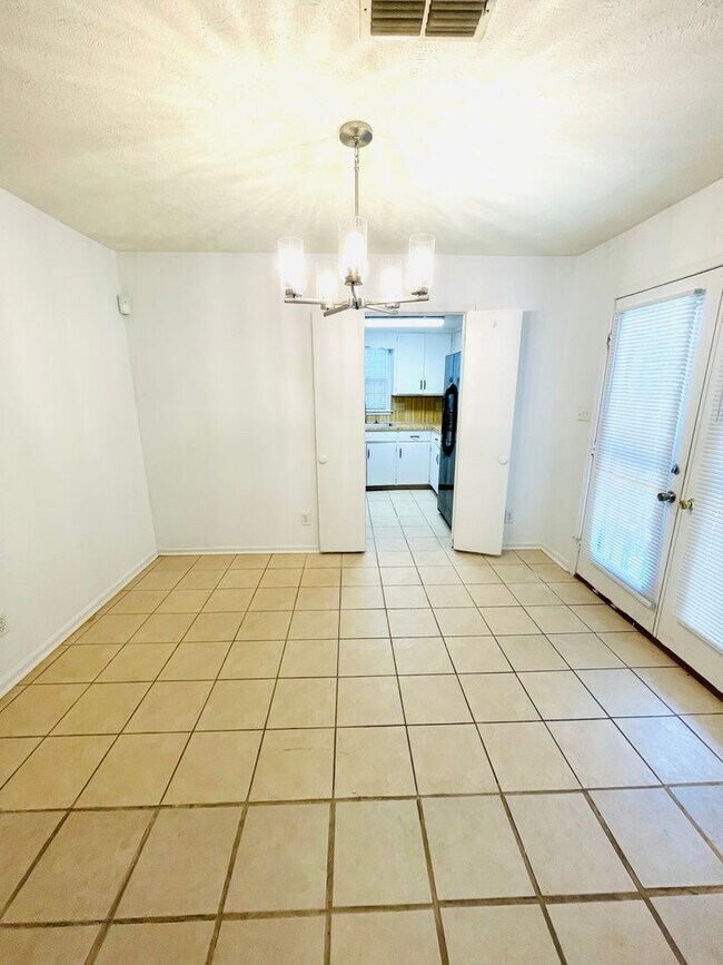 Building Photo - ** 3 bed 2 bath located off Vaughn Road **...