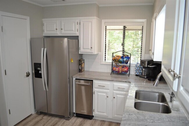 Building Photo - 200 Hamilton Oaks Dr