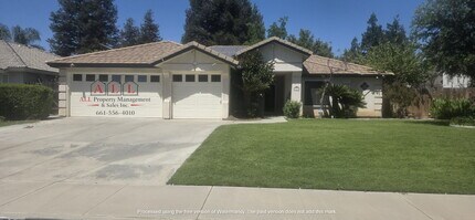 Building Photo - 3 Bed | 2 Bath Home with Office, Sunroom, Outdoor Kitchen & Backyard Oasis