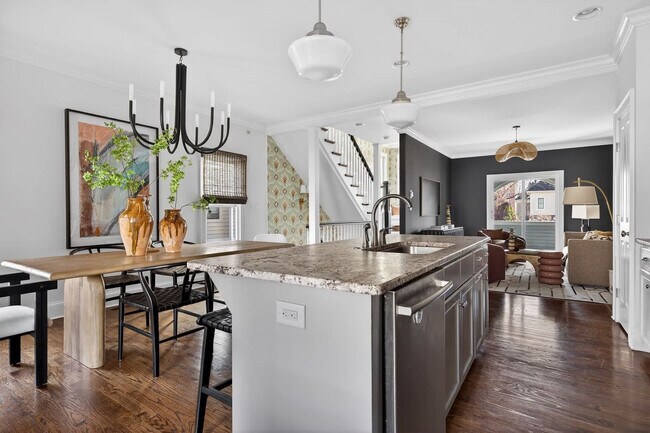 Building Photo - 611 N Pine St