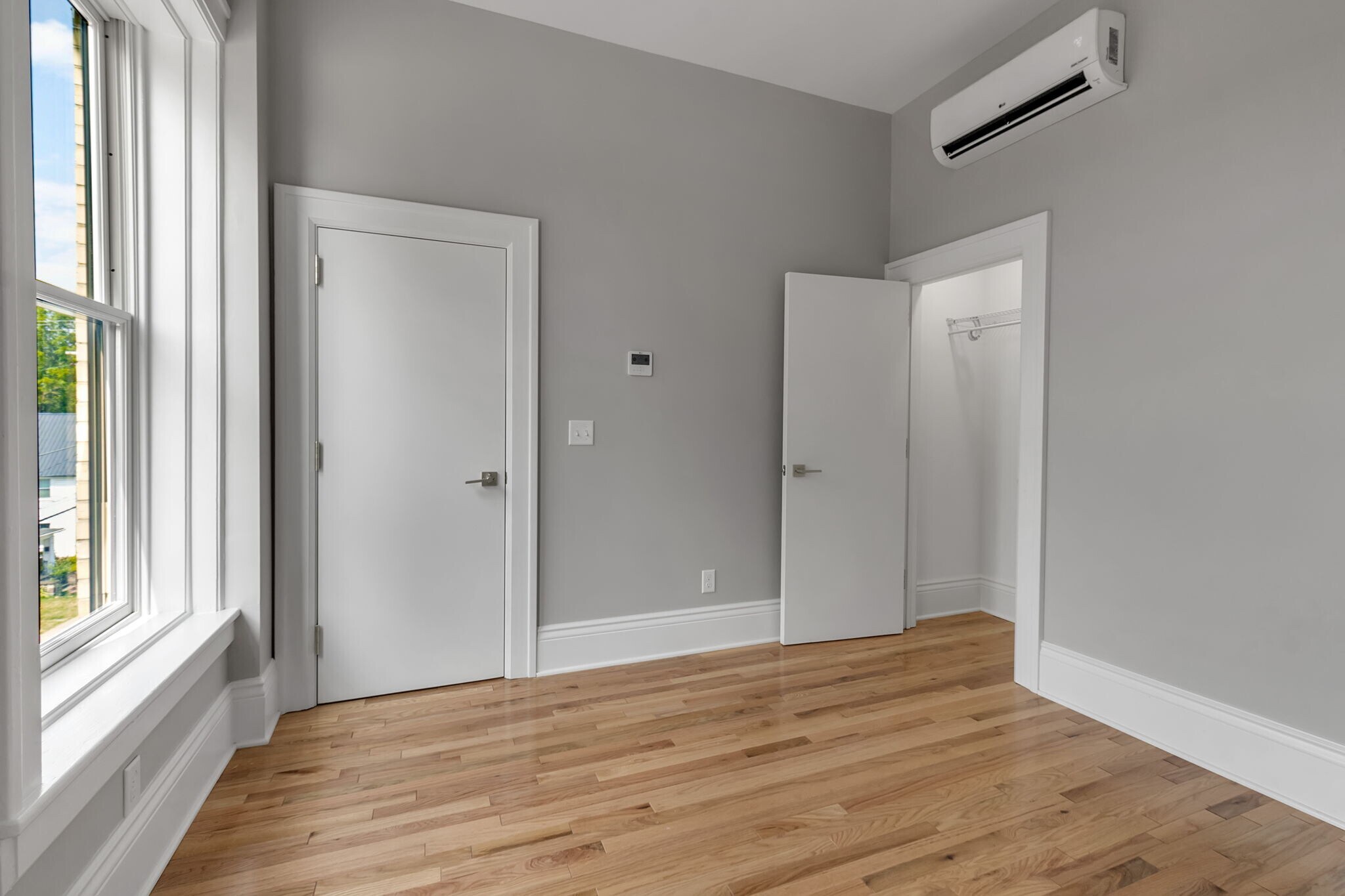 Building Photo - 670 Main St