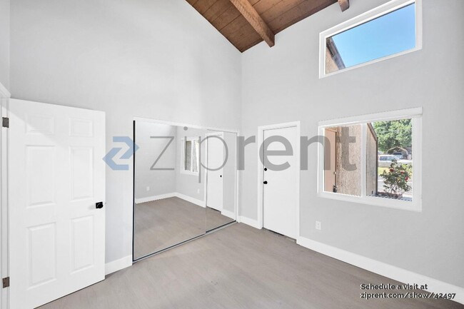 Building Photo - 10950 Saticoy St