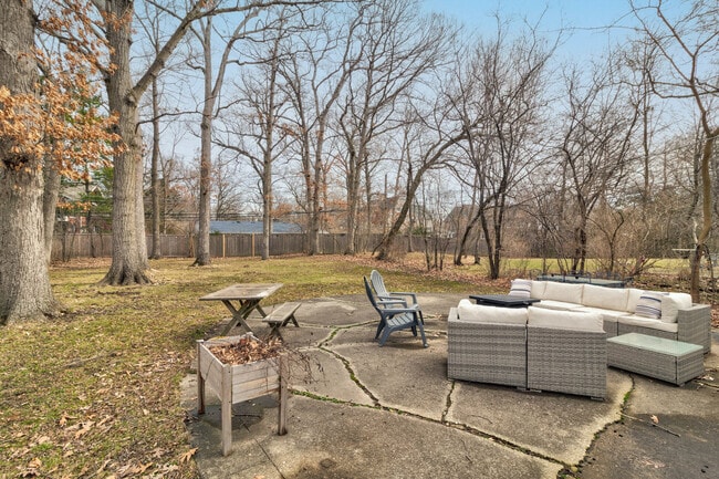 Building Photo - 1345 Lincoln Ave S