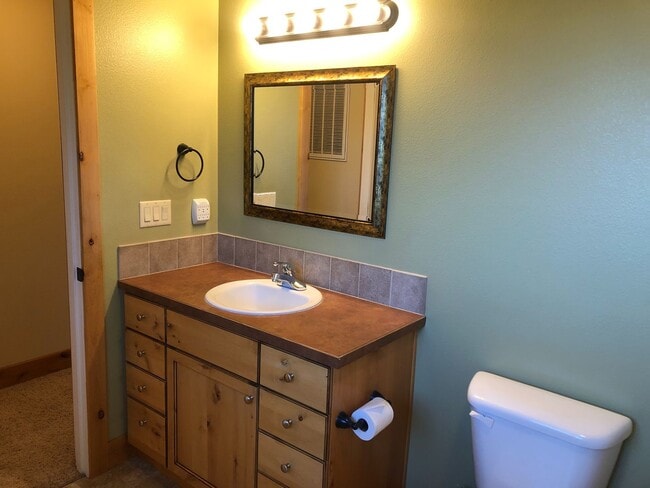 Building Photo - Great 3 Bedroom SW Bend Single Family Home