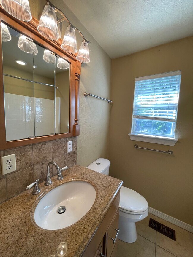Building Photo - 2 bedroom House near Downtown BA