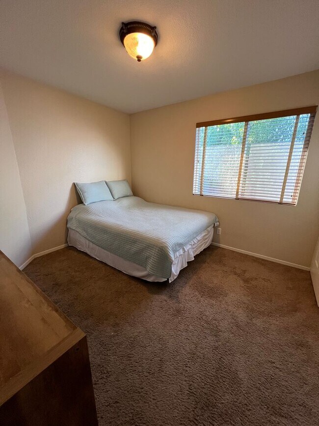 Building Photo - 3 Bedroom - Heart of Roseville