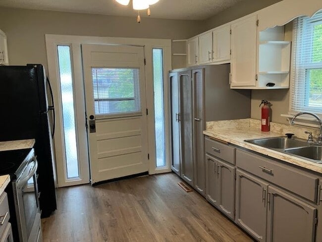 Building Photo - 903 S Rutan St