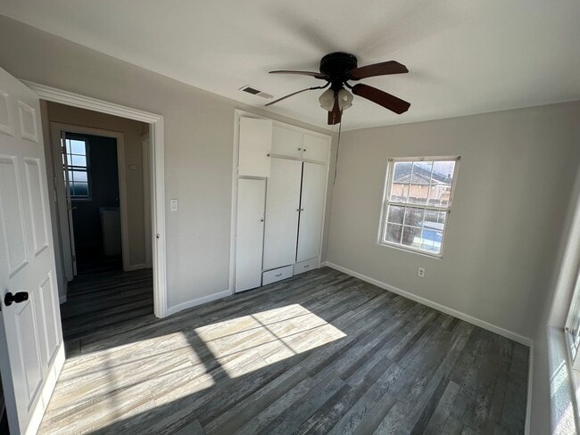 Building Photo - Newly Remodeled 3BR Home with Fireplace Ch...