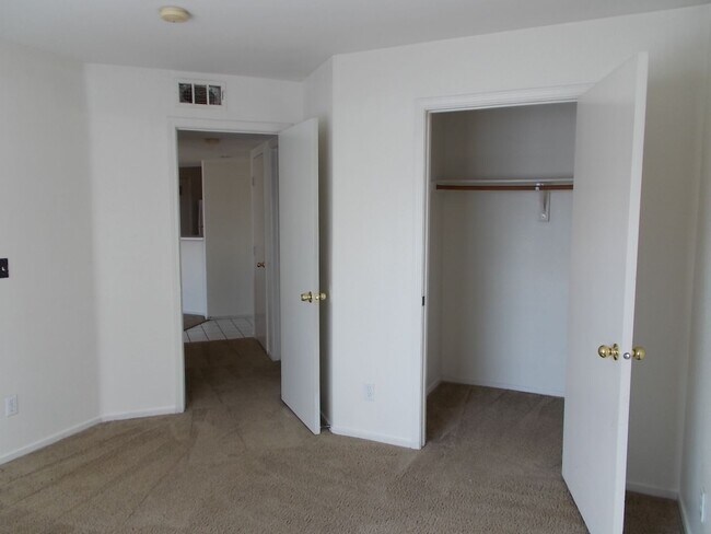 Building Photo - Charming 2 Bed / 2 Bath Condo with Fireplace & Balcony – Prime Location!