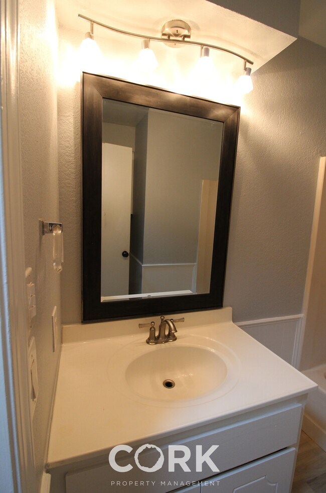 Building Photo - 708 Teal Pl