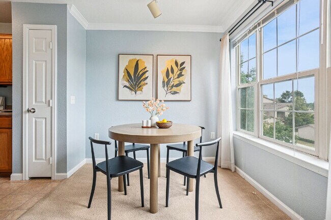 Building Photo - Gorgeous third floor - 1bd/1ba condo