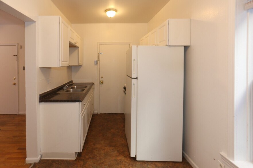 Building Photo - 933 W Sunnyside Ave