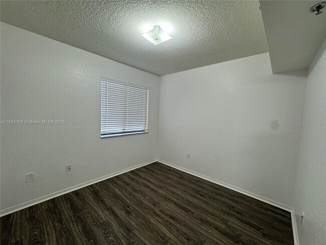 Building Photo - 9300 Fontainebleau Blvd