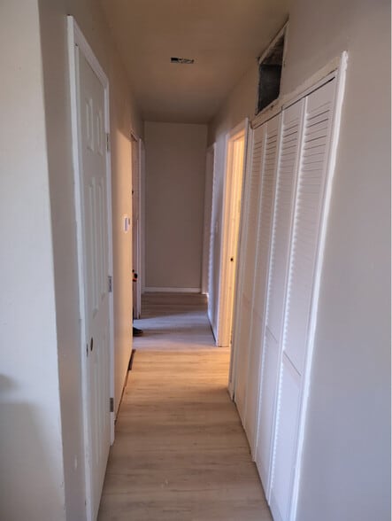 Building Photo - 4200 Narcissus Dr