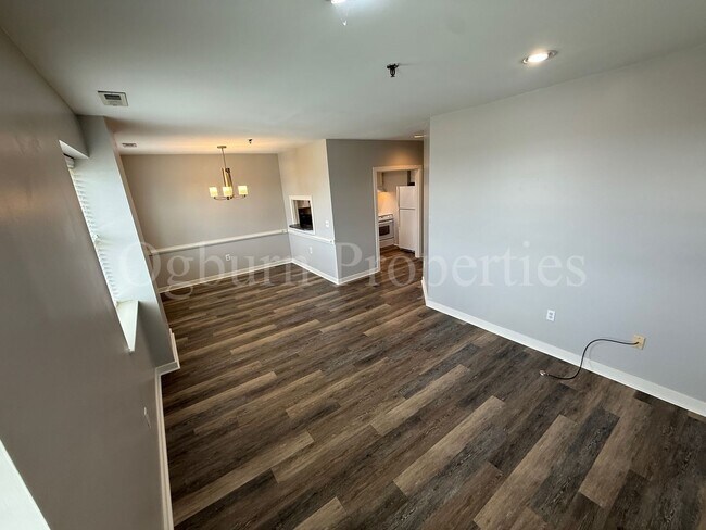 Building Photo - 315-507 N. Spruce St-1BR/1.5BA-Downtown APT!!!