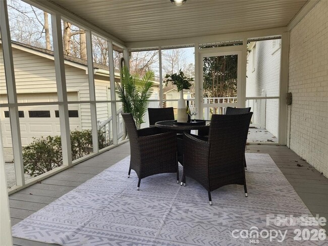 Building Photo - 2411 Kimway Dr