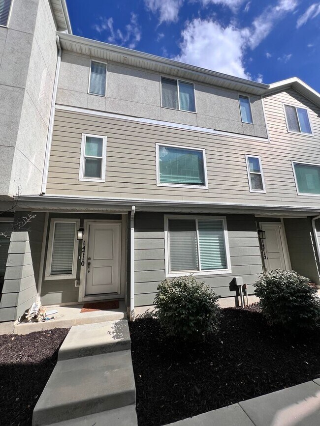 Primary Photo - Beautiful Townhome in Bluffdale