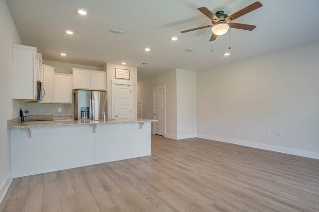 Building Photo - Spacious North Pensacola Townhome Featuring Modern Finishes, Granite Kitchen, Private Garage, Com...