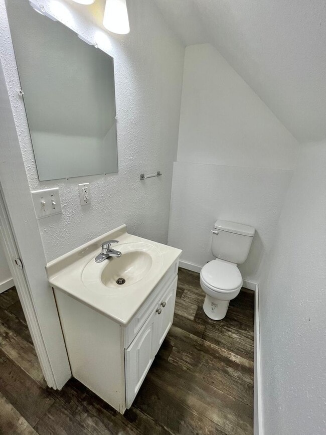 Building Photo - Affordable 3 Bed/1.5 Bath Near Downtown!