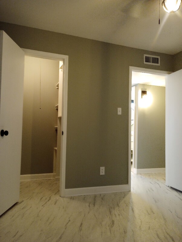 Building Photo - 905 12th St