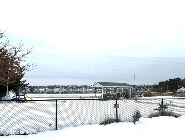 Building Photo - 63 Shorewood Dr