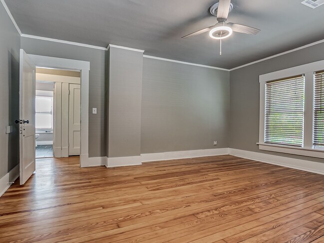 Building Photo - Charming Updated Mesta Park Duplex - New S...