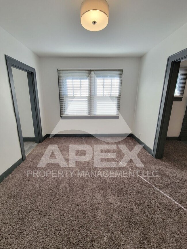 Building Photo - Renovated - Craftsman Style 2 Bd 1- Ba Sin...