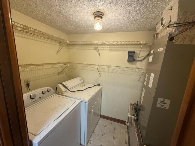 Building Photo - 5549 Cabot Dr N